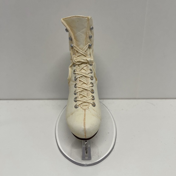 🔺$23🔺FIGURE 8 - JUST THE RIGHT SHOE by Raine - 4” miniature - Picture 3 of 8